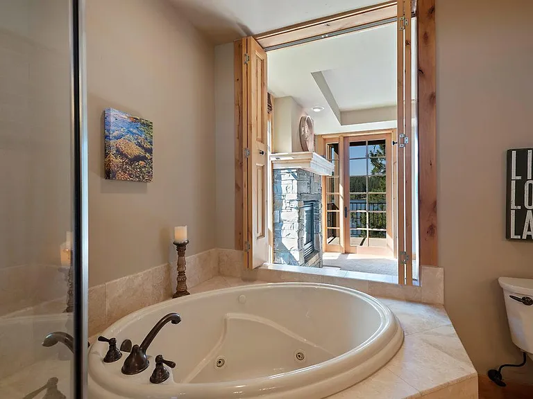 Soaking tub in MBR, overlook