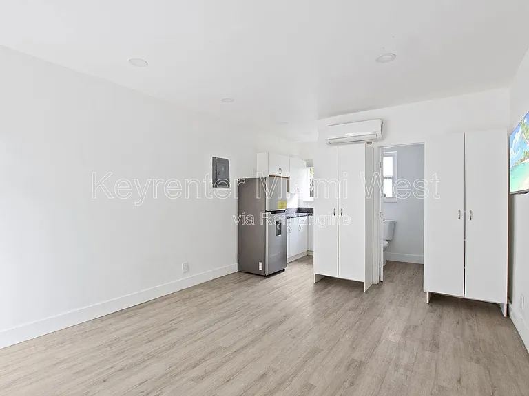 110 NW 9th Ave #5 — Photo 8