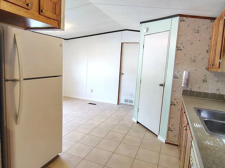 225 Community Dr #2 — Photo 7