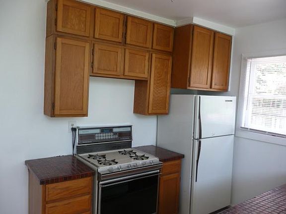 4th image of 725 E 7th 1/2 St Unit B