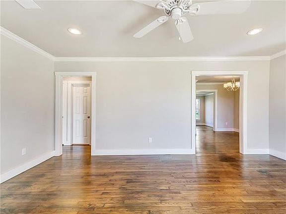 3rd image of 2808 East Ln