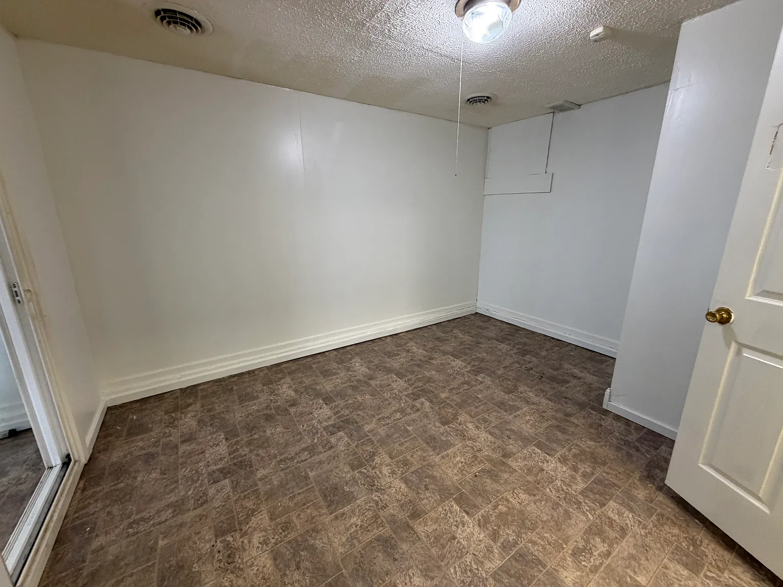 3 bed, 924 sqft, $1,050 — Photo 3