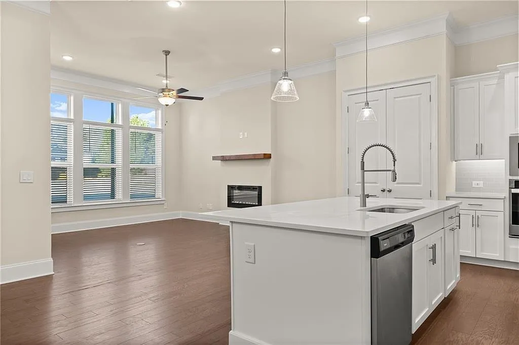 3 bed, 2.5 bath, 2057 sqft, $3,000 — Photo 4