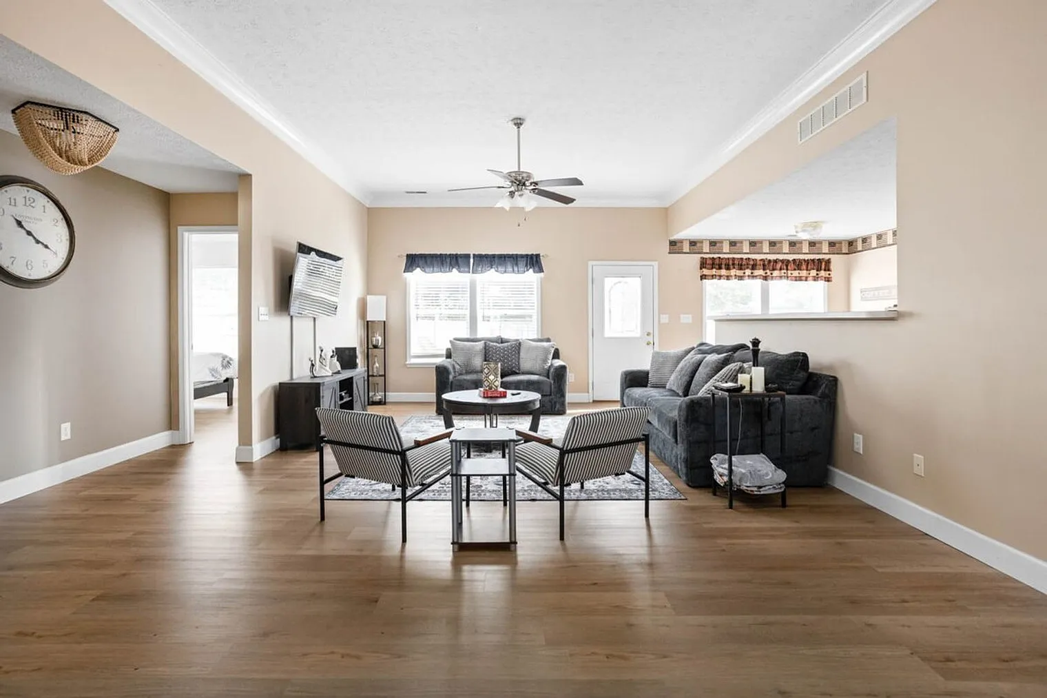 4 bed, 2.0 bath, $6,049 — Photo 2