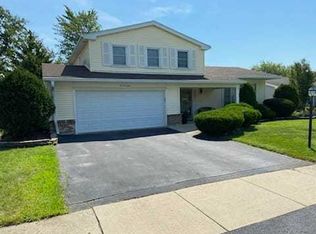 617 Newport Ave, Westmont, IL 60559