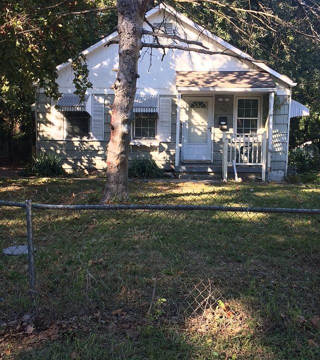 1st image of 1418 E 72nd St