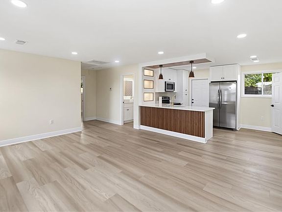 4th image of 6125 Victorian Dr