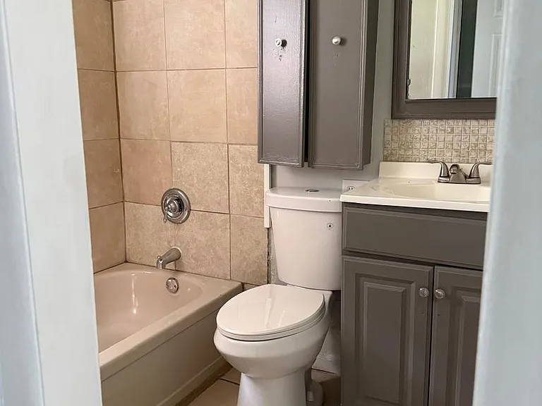 802 S Logan Ave — Photo 2