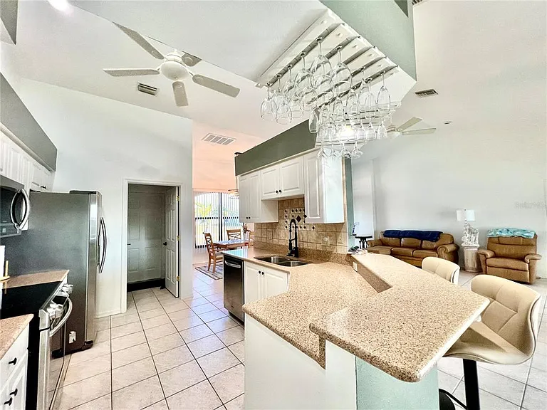 426 NW 37th Pl — Photo 11