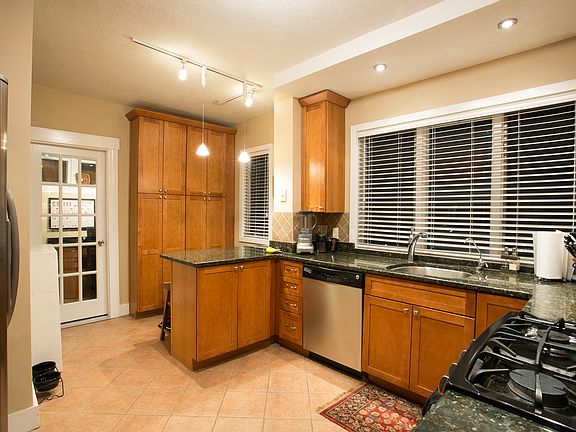 Kitchen w/ gas and stainless