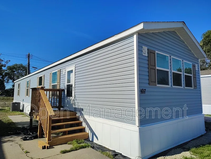 3 bed, 2.0 bath, 1120 sqft, $1,049 — Photo 3