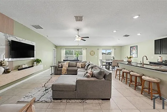 4 bed, 1900 sqft, $3,300 — Photo 3