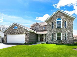 808 W Gartner Rd, Naperville, IL 60540