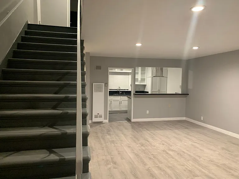 1105 S Barrington Ave — Photo 3