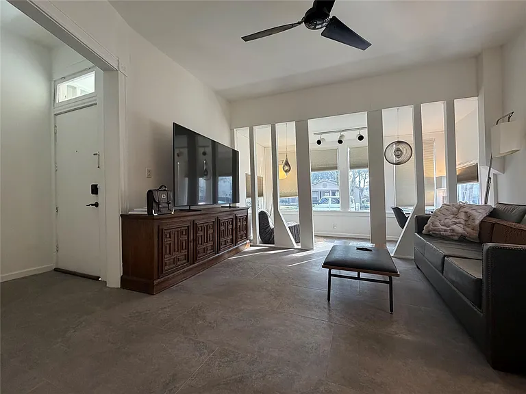 318 Hyde Park Blvd #A — Photo 3