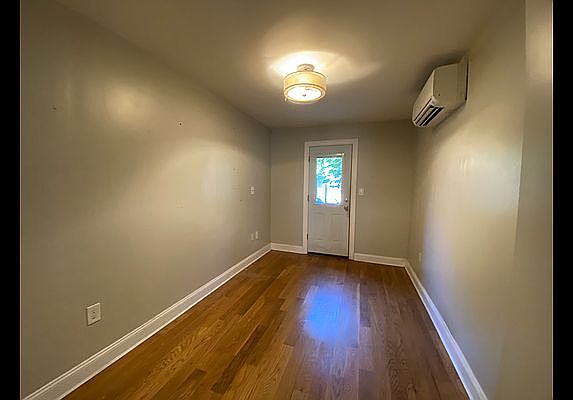 3rd image of 109 Vernon Ave APT 1