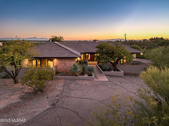 3rd image of 4740 N Hacienda Del Sol Rd