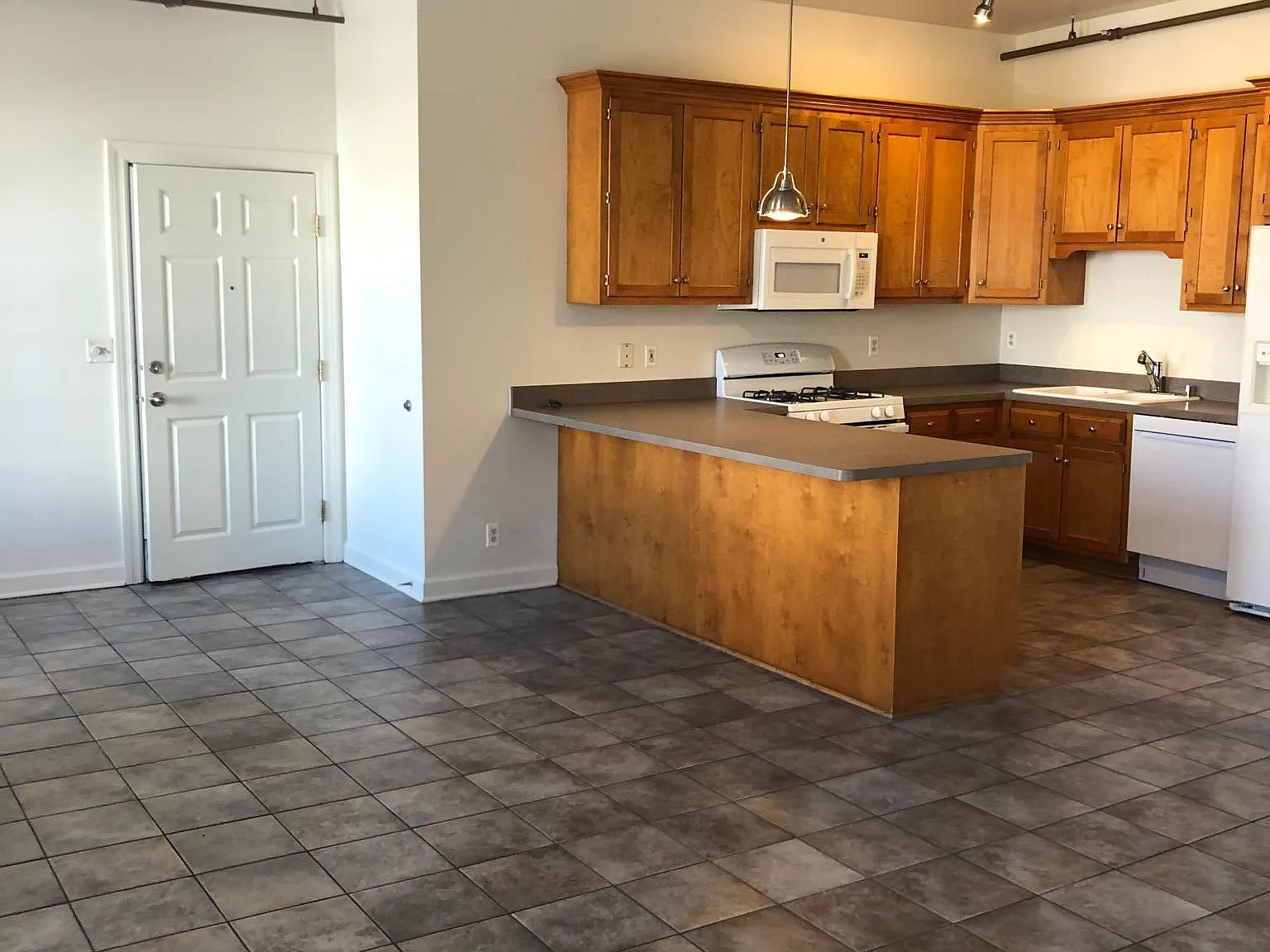 207 S Washington St — Photo 1