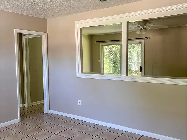2218 Woodside Dr — Photo 3
