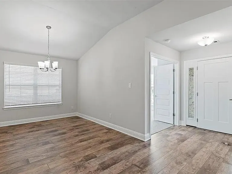 2708 Golden Palms Ln — Photo 2