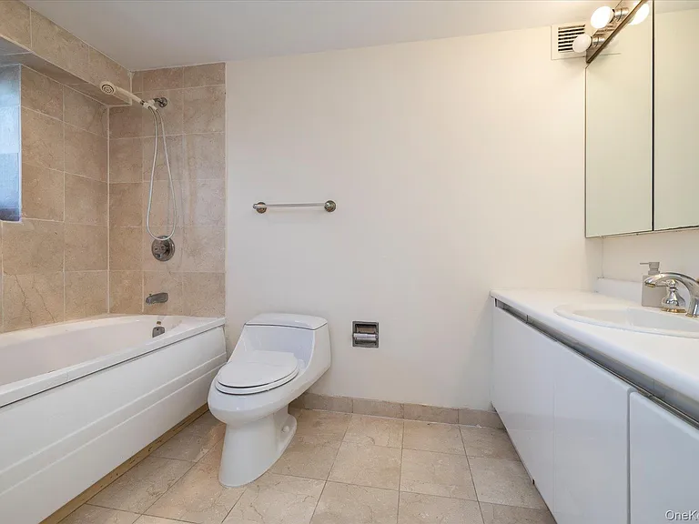 170 W Broadway #4H — Photo 17