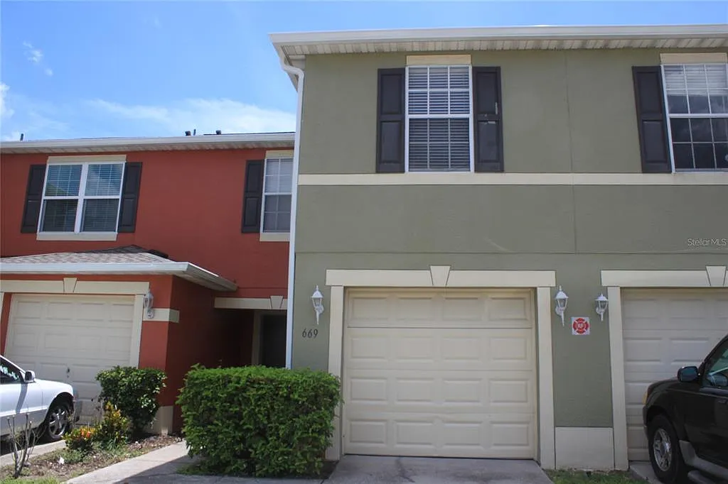 3 bed, 2.5 bath, 1495 sqft, $2,025 — Photo 1