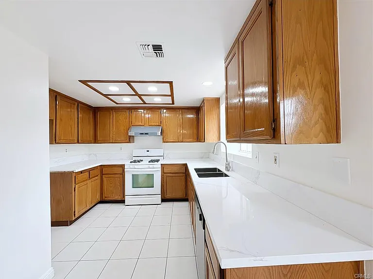 877 S Greenwood Ave — Photo 3