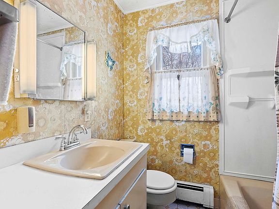 4th image of 8 Randall Ln