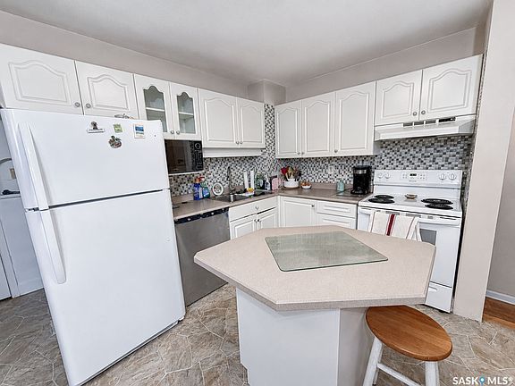 4th image of 385 19th Street W