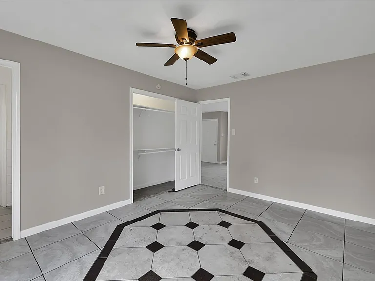 1018 Surrey Ct — Photo 18