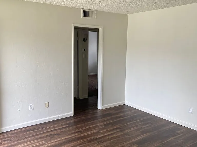 2400 Ashe Rd — Photo 4