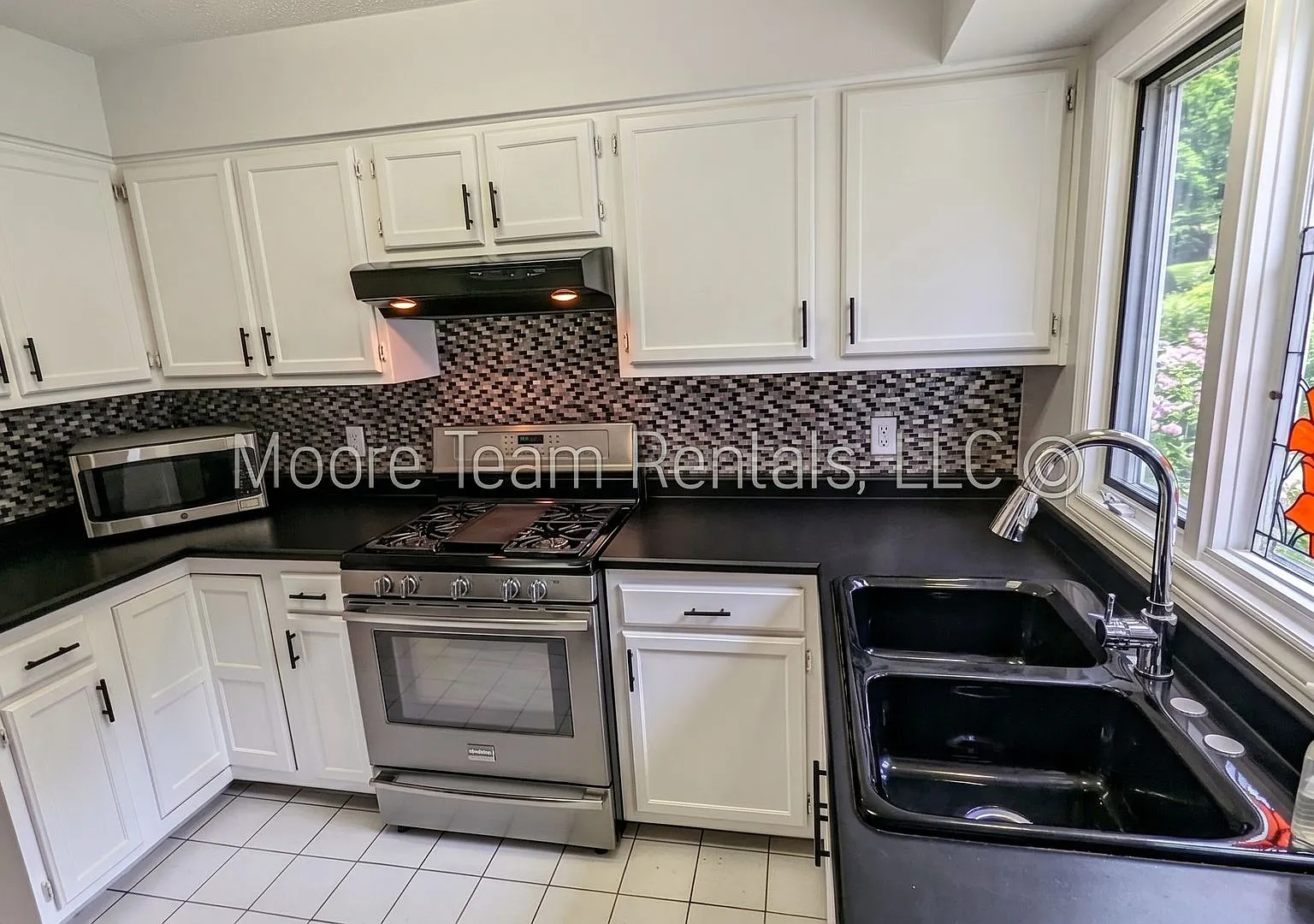 2 Bed / 3 Bath Condo - Office, Pool, Clubhouse & Garage — Photo 3