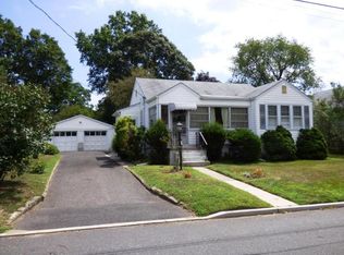 21 Lake Ave, Eatontown, NJ 07724