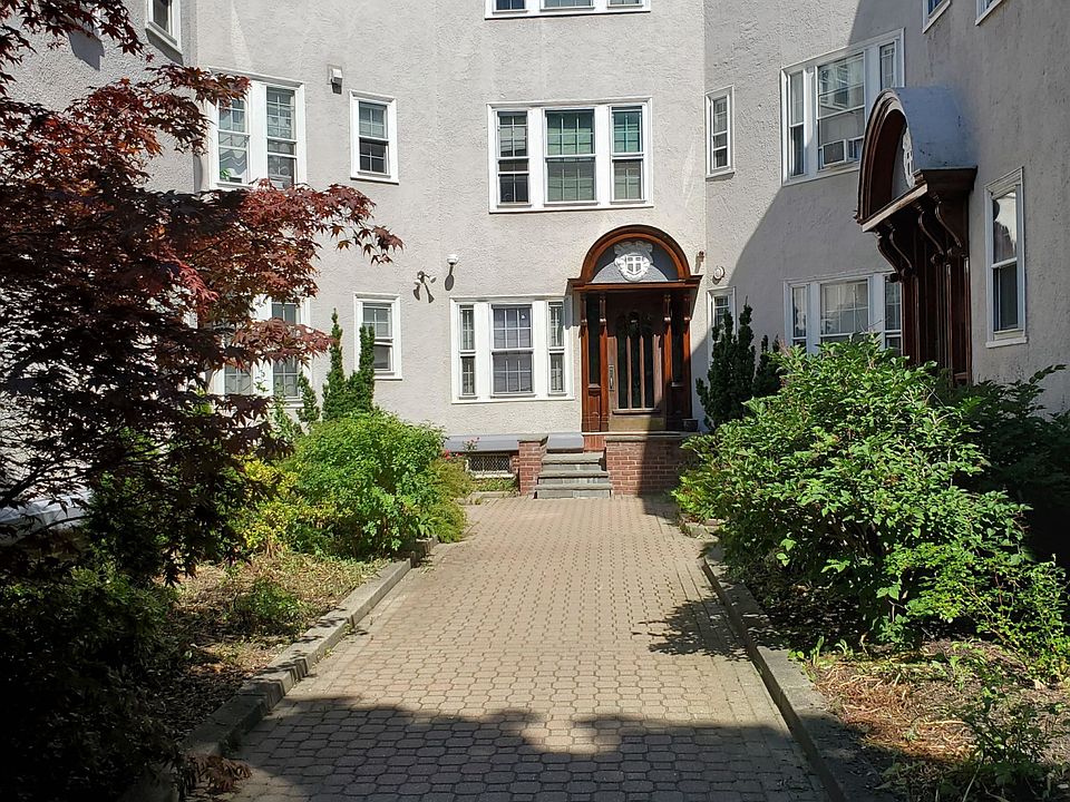 2nd image of 156 Magazine St APT 25