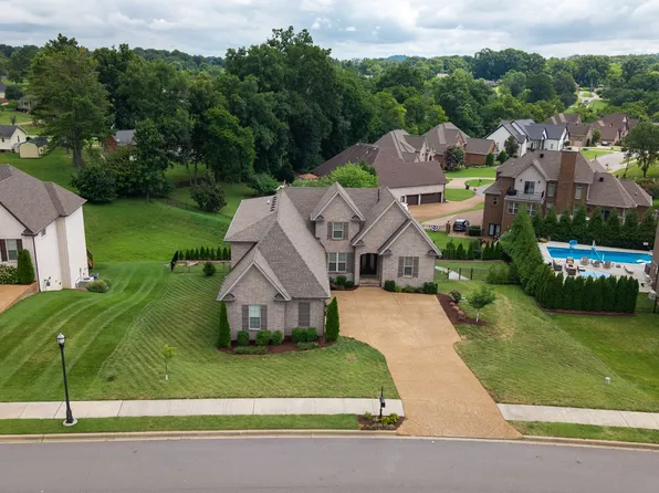 1110 Luxborough Dr, Hendersonville, TN 37075