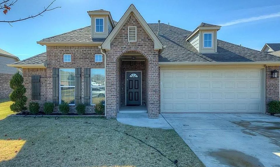 Newer home in great Glenpool neighborhood! 2 car garage with keypad. Ample parking. Glenpool schools.