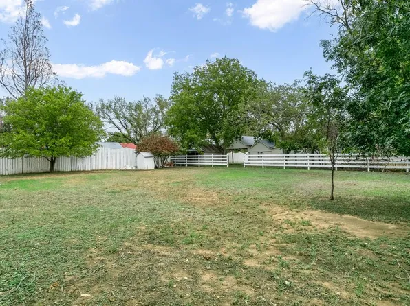 404 Fulton St, Fredericksburg, TX 78624