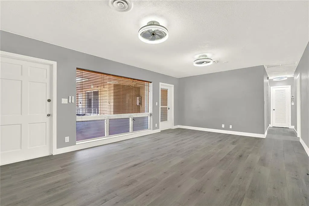 Royal Plaza Condominium — Photo 4