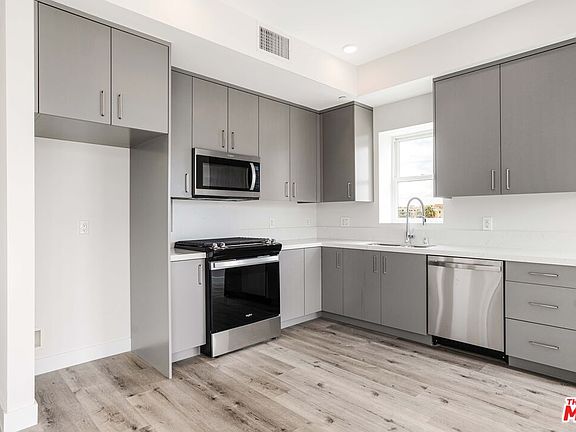 5th image of 3308 Mentone Ave #301