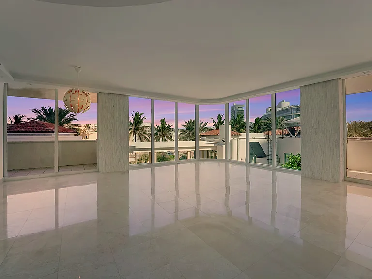 300 S Pointe Dr #405 — Photo 2