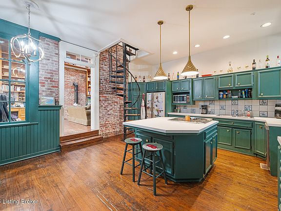 15th image of 1409 E Washington St