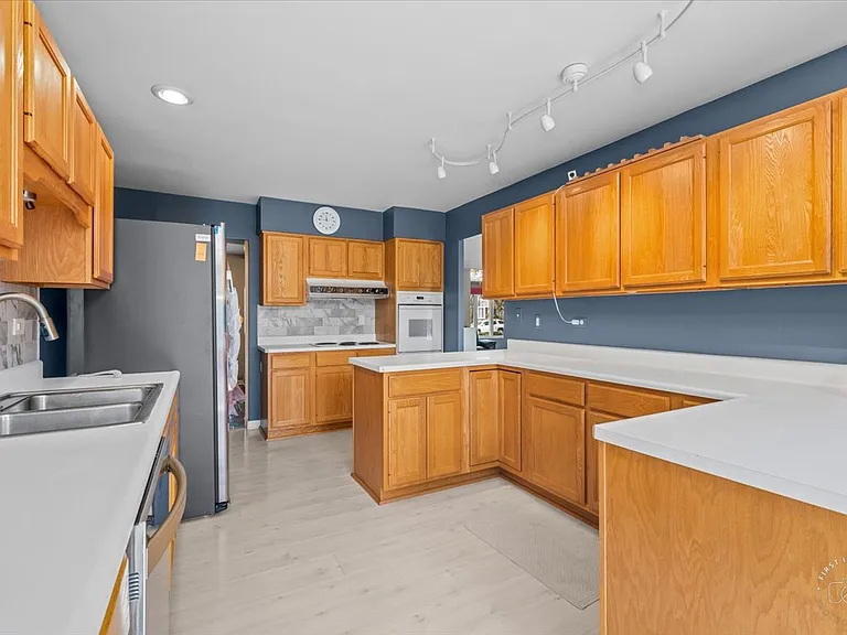 1120 N Brainard St — Photo 2