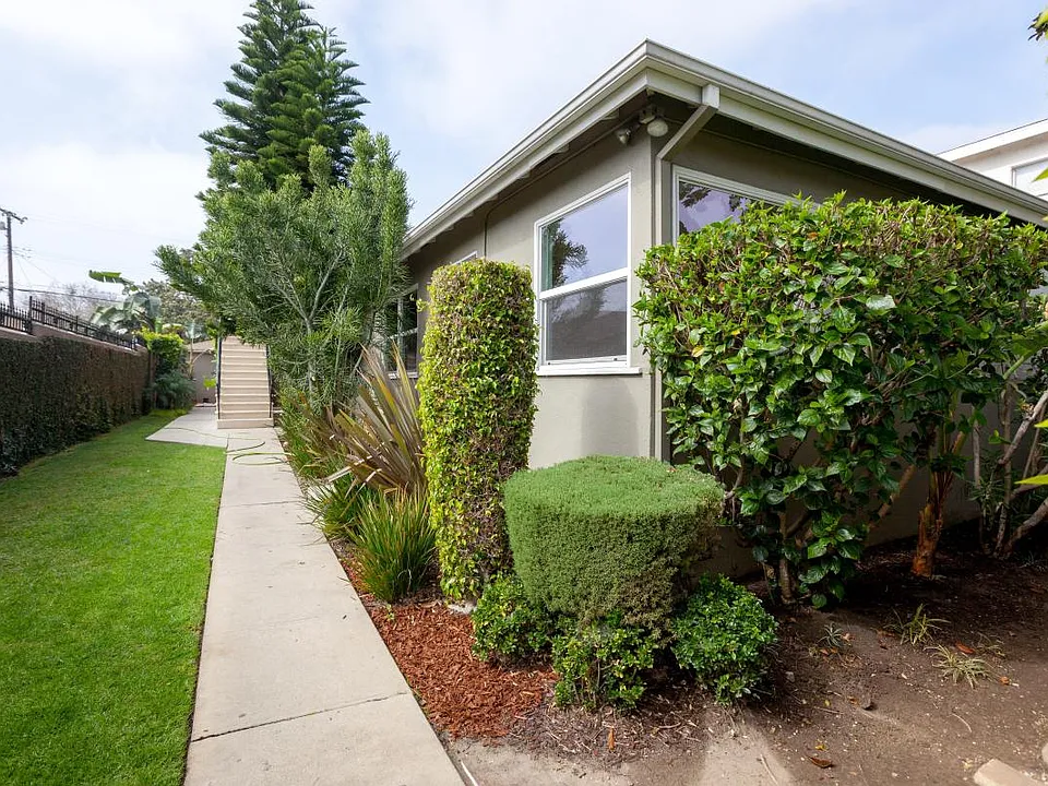 private enclosed 4 unit building