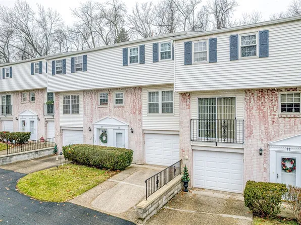 12 Crestwood Dr, Allison Park, PA 15101
