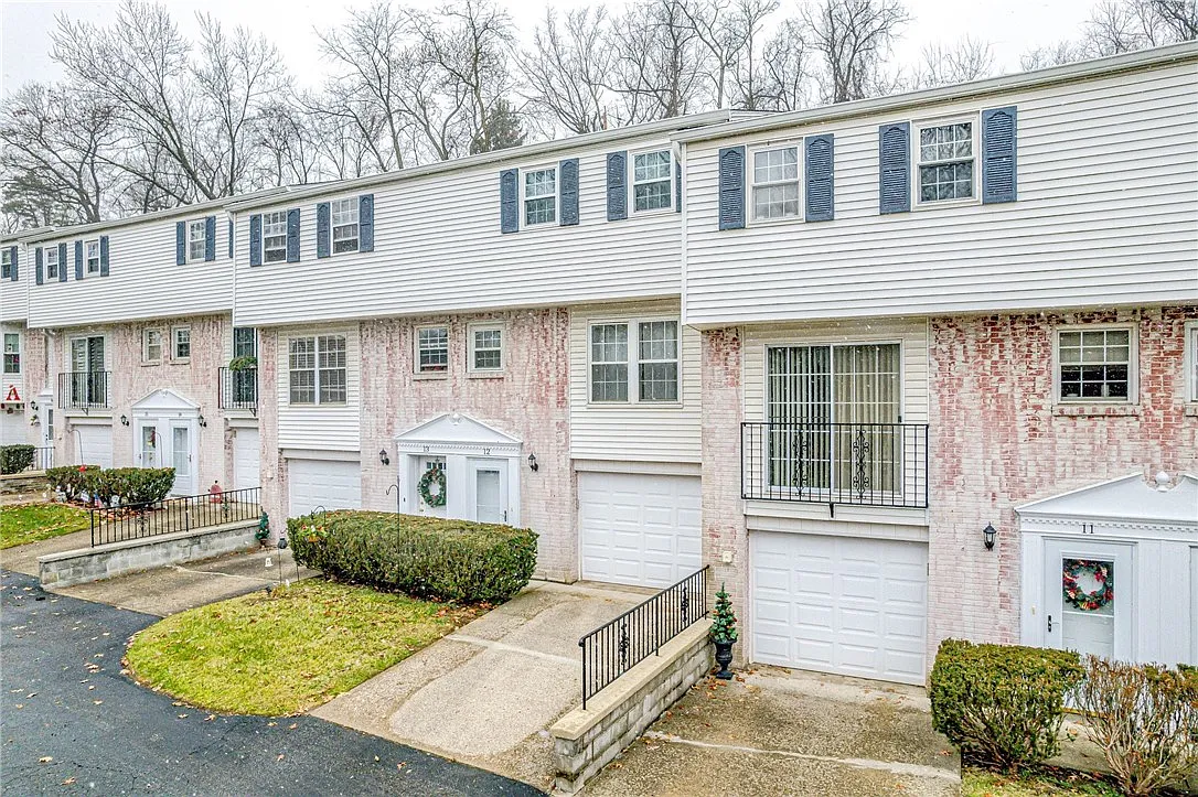12 Crestwood Dr photo 1