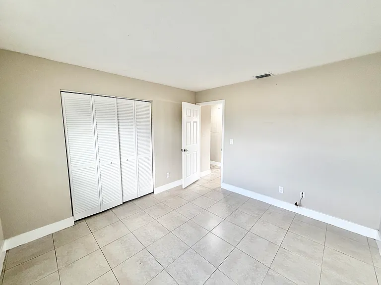 Sunshine Apartments — Photo 9