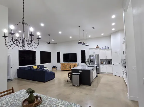 1923 Diamond Dr, Carlsbad, NM 88220