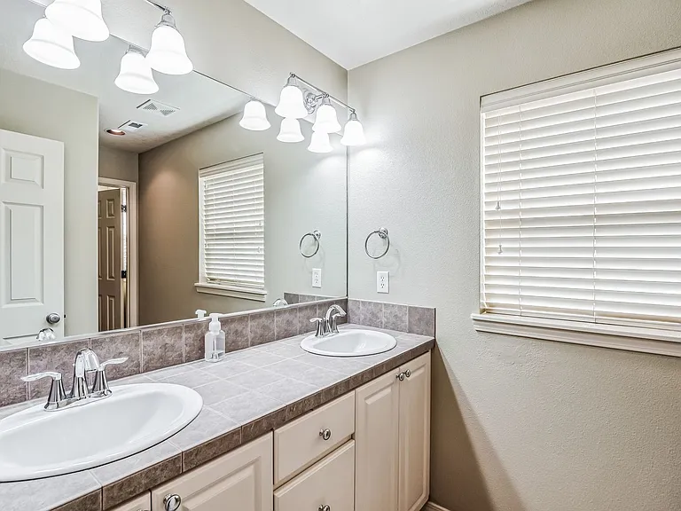 949 SE Tamango St — Photo 3