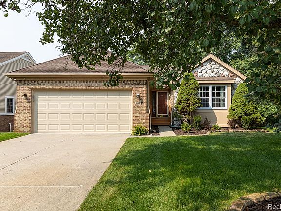 2nd image of 41654 Kenilworth Ln