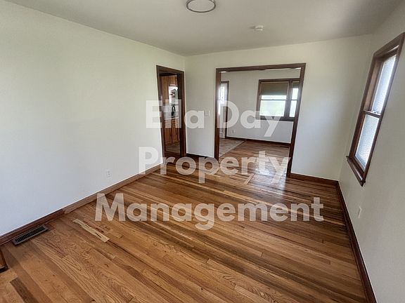 2nd image of 939 N Old Manor Rd